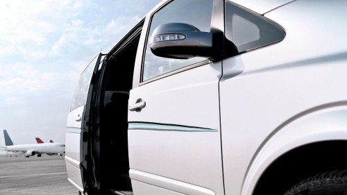 مزايا استئجار سيارة مع سائق لخدمة النقل من المطار