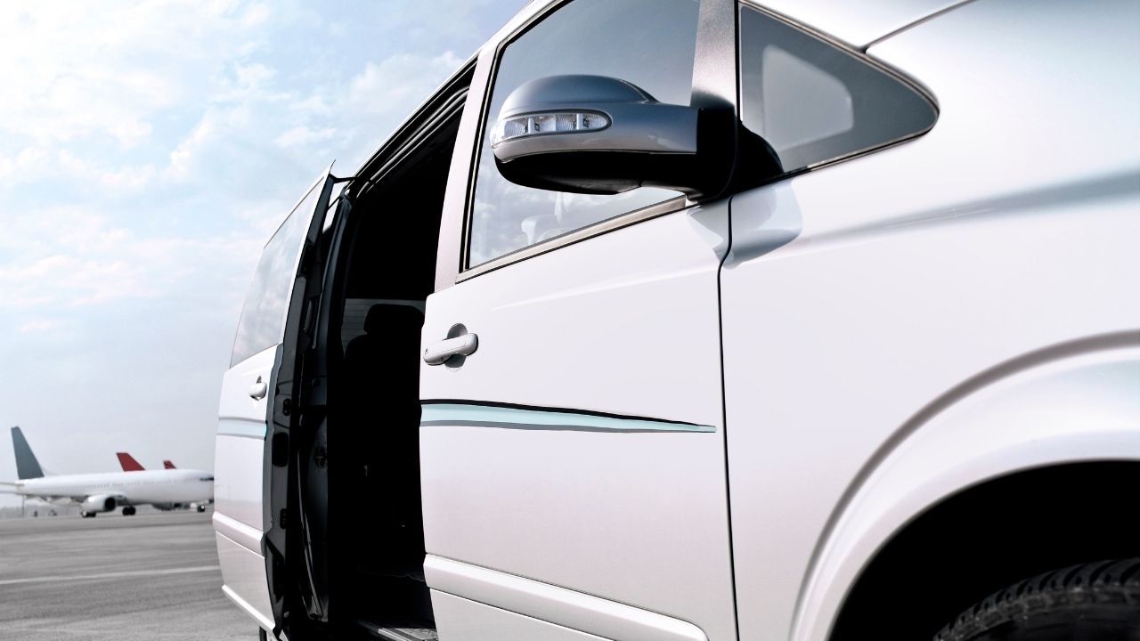  مزايا استئجار سيارة مع سائق لخدمة النقل من المطار 